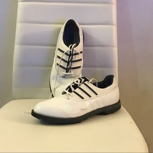 Leather golf shoes